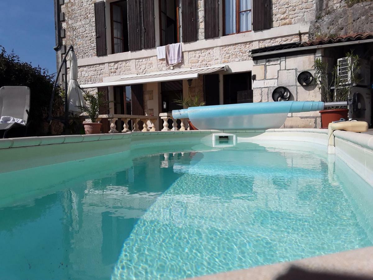 La Maison De L'Aubepin Saint-Savinien 外观 照片